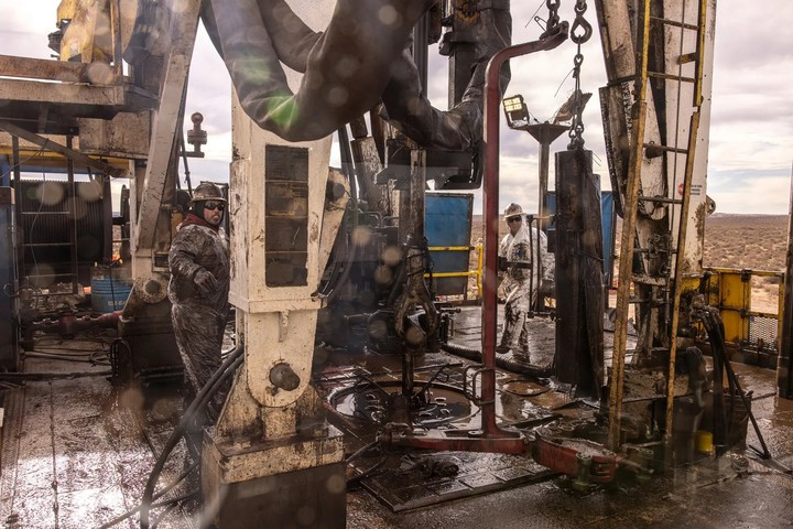 Trabajadores en una plataforma petrolífera de Vista Energy en Vaca Muerta, Neuquén.  (Sarah Pabst/The New York Times)