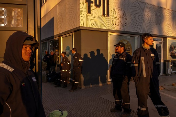 Ezequiel Barrozo, a la izquierda, era agente de policía en su ciudad natal, Rosario. En Añelo, se convirtió en obrero de la construcción y triplicó su sueldo.  (Sarah Pabst/The New York Times)