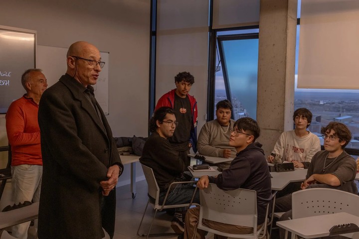Estudiantes que cursan asignaturas relacionadas con la industria petrolera en Neuquén.  (Sarah Pabst/The New York Times)