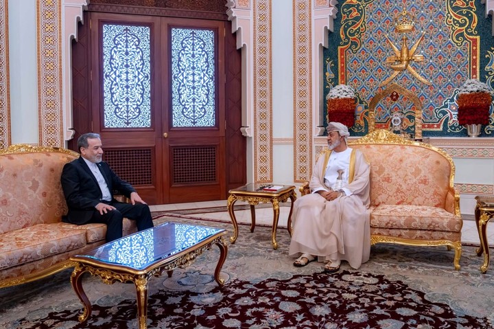 El canciller iraní, Abbas Araghchi, con el sultan Haitham bin Tariq in Muscat de Omán, en Omán, en abril. Foto: AP 