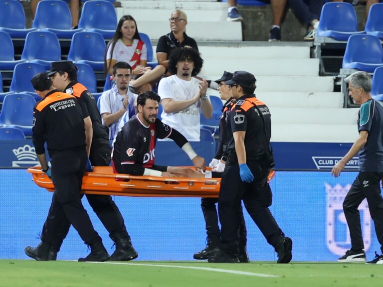 Preocupación por Augusto Batalla en España: chocó con un rival, pidió el cambio y se fue en ambulancia del partido de Rayo Vallecano