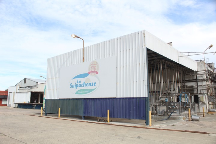 La Suipachense retomó sus actividades y fabrica leche larga vida, en polvo y yogures.