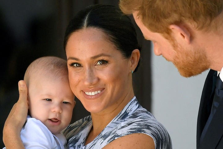 Meghan, Harry y su primer hijo, Archie, en 2019. Foto: Reuters 