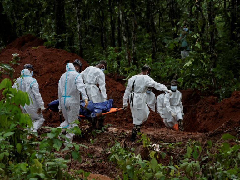 Riada en Nepal: elevan a más de 800 la cifra de muertos y un nuevo deslizamiento de tierra puso en alerta a los rescatistas