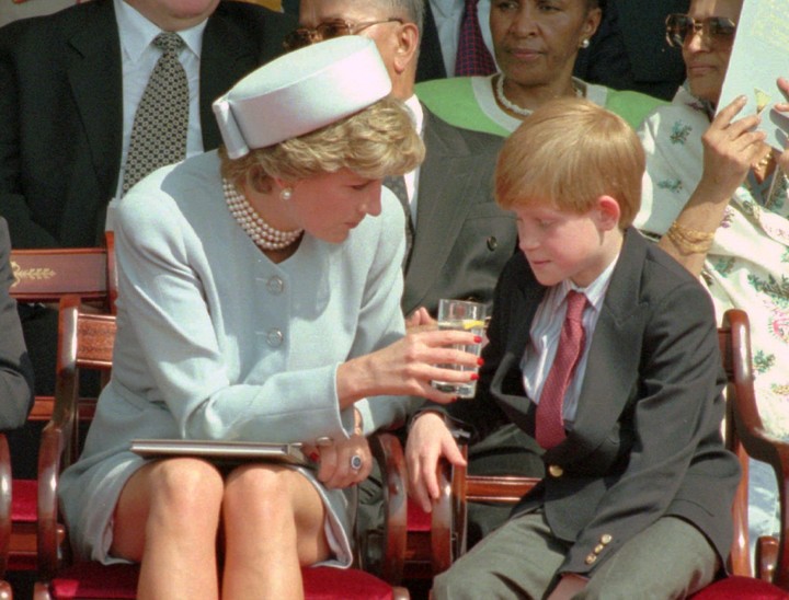 Diana y su hijo menor, Harry, en 1995. Foto: AP