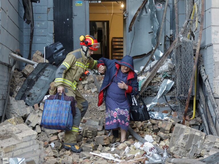 Rusia lanzó un ataque masivo nocturno contra Kiev: al menos 16 muertos y 39 heridos