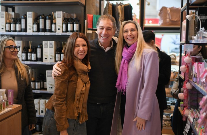 Karina Milei y Diego Santilli salieron de campaña por la Ciudad, con Pilar Ramírez.