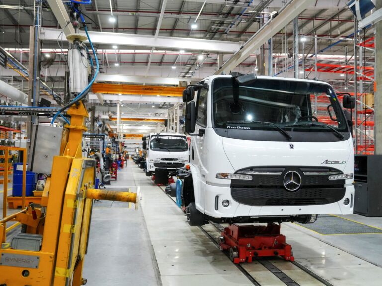 Según la UIA, la industria cayó en julio pero se mantiene 1,5% por encima del 2025