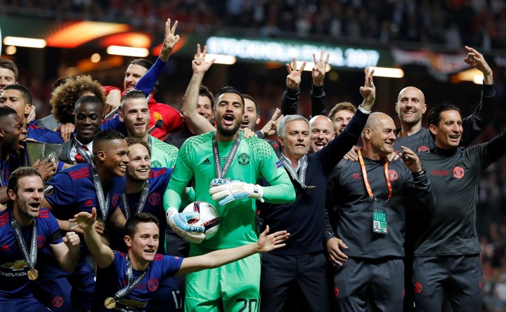 Chiquito con Mourinho en los festejos por la Europa League que Manchester United le ganó a Ajax en 2017. Es su mentor como técnico. (REUTER)