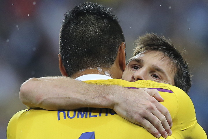 Messi y el abrazo del alma, después de los penales que tapó ante Holanda en 2014 y el pase a la final. "Siempre supo que estaba cerca de ser campeón", contó Chiquito. (EFE)