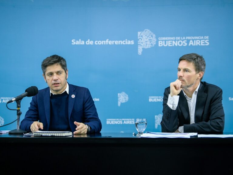 "Sí hay una pistola en la cabeza": Kicillof en una cruzada contra Milei por el endeudamiento y la morosidad de las familias