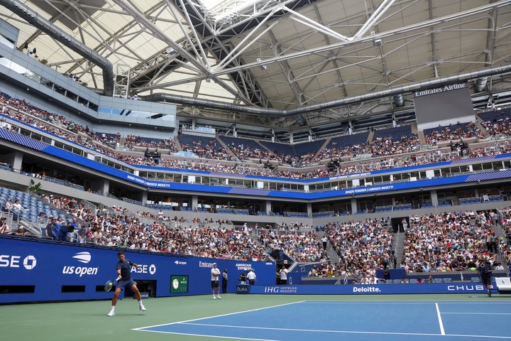 El Arthur Ashe a pleno para ver el entrenamiento de Federer y Musetti. Foto EFE/EPA/SARAH YENESEL