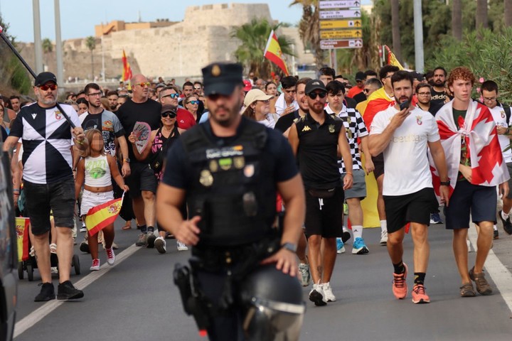 Vecinos de Ceuta marcharon este martes hasta la Delegación del Gobierno para protestar contra el posible alojamiento de migrantes en distintos puntos de la ciudad. Foto: EFE