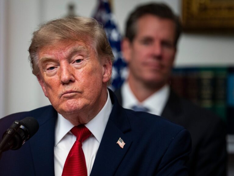 Trump anunció una "ofensiva económica sin precedentes" para aislar a Irán y lanzó una fuerte advertencia contra los países que lo ayuden