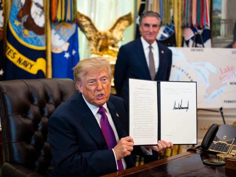 Trump firmó el decreto que cambia el nombre del Lago Ontario a Lago América y volvió a provocar: "Ahora sólo nos falta un océano"