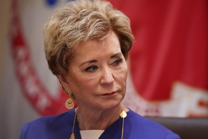 La secretaria de Educación, Linda McMahon, un multimillonaria. Foto: AP 