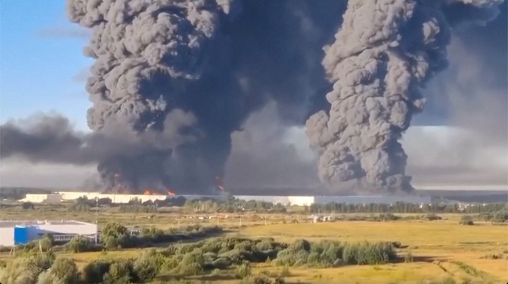 Una densa columna de humo saliendo de un almacén tras los mortíferos ataques con drones ucranianos, según informaron los gobernadores regionales, en Elektrostal, región de Moscú, Rusia. Foto Reuters