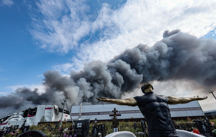 El humo se eleva sobre una instalación de Wildberries (al fondo) tras un presunto ataque con dron ucraniano en el Parque Industrial de Koledino, cerca de Podolsk, región de Moscú. Foto EFE