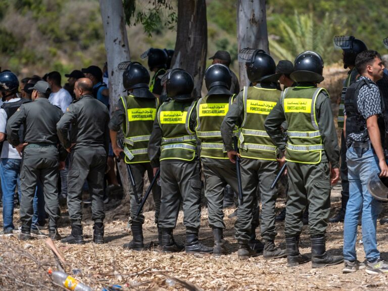 Un férreo cordón militar y un cambio de actitud de Marruecos: así se frenó un nuevo aluvión de migrantes en Ceuta