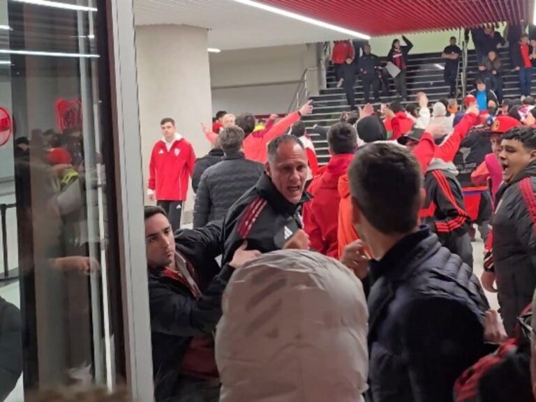 Un hincha de River murió tras la eliminación en la Copa Sudamericana y volvió la manifestación en el hall del estadio Monumental