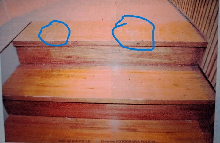 La escalera de madera con signos de arrastres de objetos pesados.