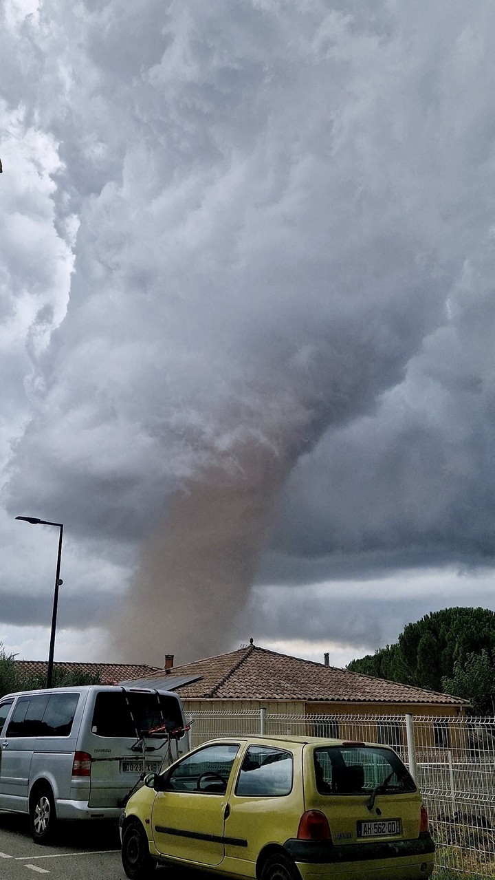 Un enorme tornado avanza por Verzeille, Francia. Foto: Reuter