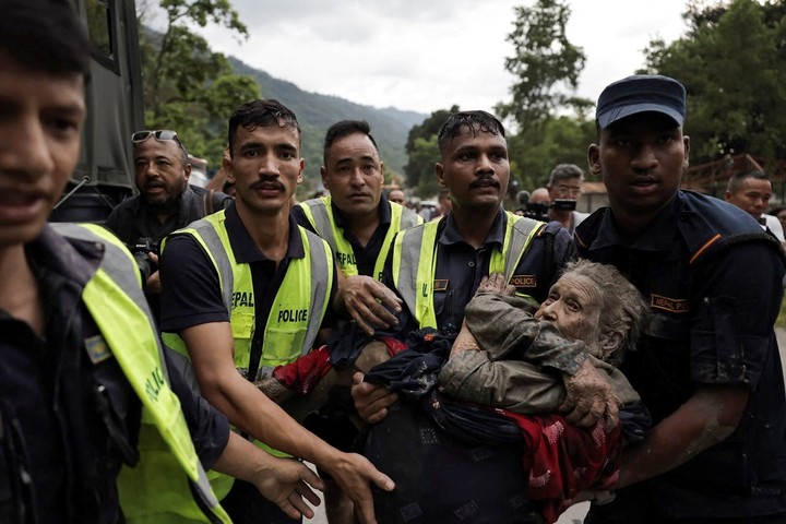 Una impactante riada arrasó la frontera entre Nepal y el Tibet: hay al menos 95 muertos y más de 300 turistas desaparecidos