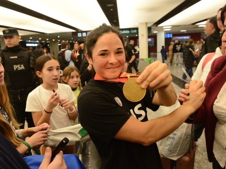 Una multitud recibió a Las Leonas en Ezeiza tras la histórica conquista del Mundial: la Copa ya está en casa
