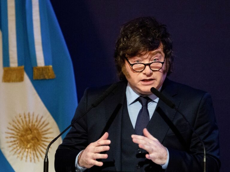 Una nueva encuesta muestra una baja de Milei y advierte por la reelección