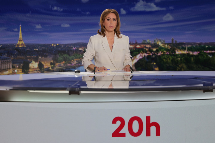 Una periodista de la TV pública de Francia deja el noticiero porque su pareja será candidato a la presidencia
