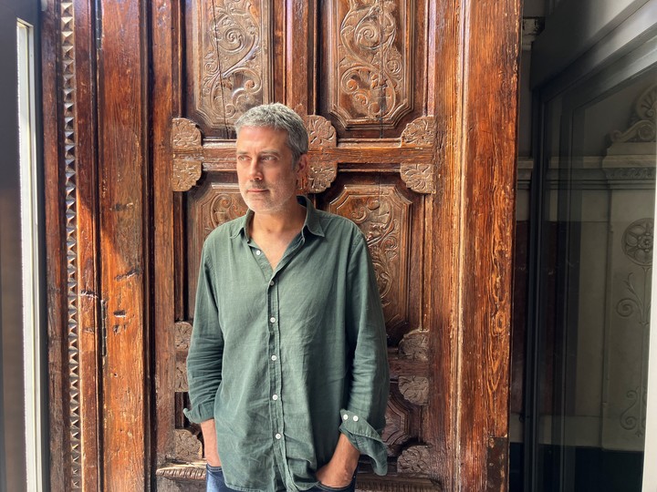 El escritor italiano Andrea Bajani . Foto:  Elena Martien, gentileza Anagrama.