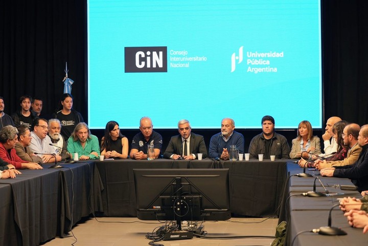 El presidente del Consejo Interuniversitario Nacional y rector de la Universidad Nacional de Rosario, Franco Bartolacci, y representantes de los gremios docentes, en el reclamo por la Ley de Financiamiento.