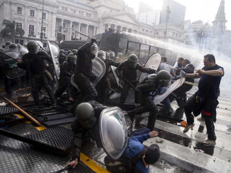 Uno de los detenidos por los incidentes tras el debate de la Ley Bases ofreció pagar 250 mil pesos para suspender el juicio: fue rechazado