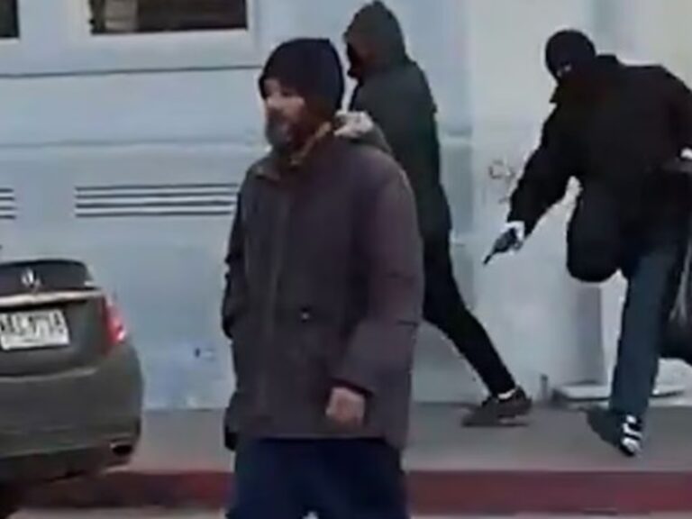 Uruguay: cuatro ladrones asaltaron un banco, escaparon en un auto de lujo a plena luz del día y quedaron filmados