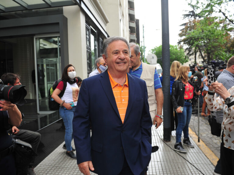 Vacunatorio VIP: citaron a indagatoria a Verbitsky, Duhalde, su esposa y al ex canciller Taiana