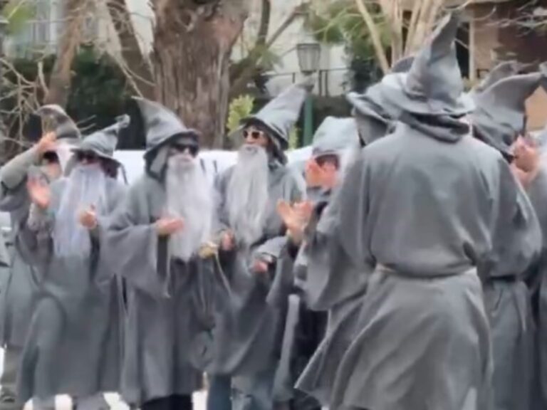 Vestidos como Gandalf, un grupo de manifestantes protestó contra Peter Thiel en Palermo