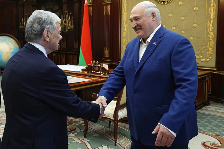 En una fotografía facilitada por la oficina del presidente bielorruso, Aleksandr G. Lukashenko, se ve al presidente junto al Sr. Coale en Minsk en 2025. Foto Servicio de Prensa de la Presidencia de Bielorrusia, vía Associated Press