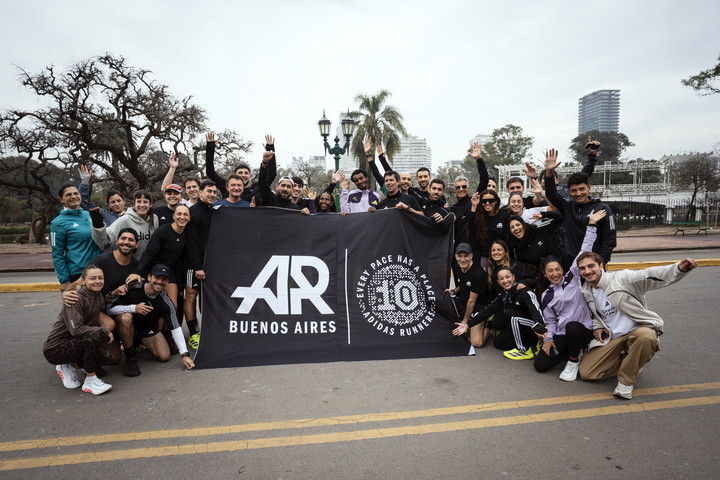 Kejelcha y Tesfay junto a un grupo de atletas en la previa de la carrera del domingo. Foto Mariana Nedelcu/CLARIN
