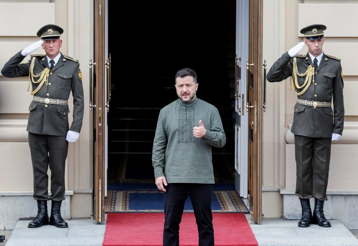 Zelenski quiere comandar Ucrania hasta el final de la guerra con Rusia y dice que llamar ahora a elecciones sería "un tsunami"